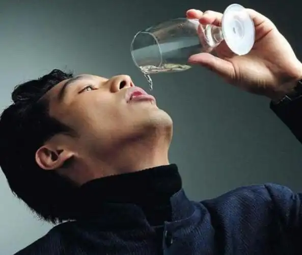 50岁男子每天晚上都会喝点白酒如今身体怎样了早知道早受益