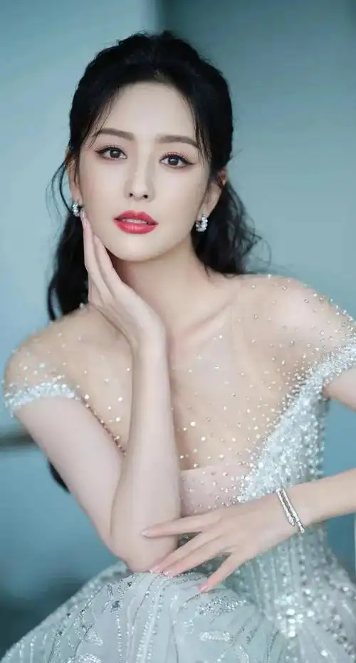 佟丽娅参加海南国际电影节高清壁纸,优雅迷人!_网易订阅