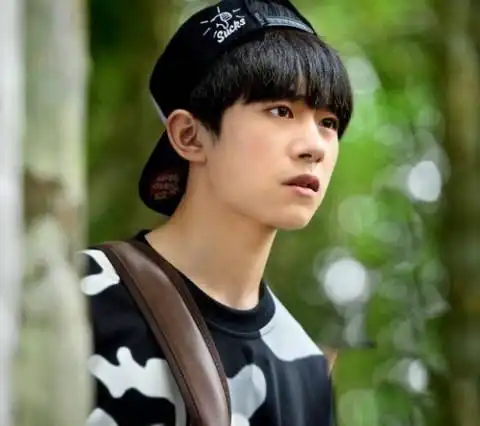 帅哥照片刚出道不久的易烊千玺帅气图片16帅哥猛男文章小虾米