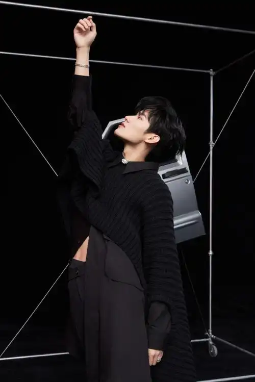 张真源分享最新写真大片现实与梦的交界07