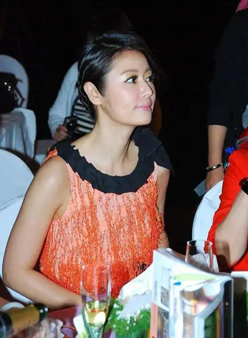 林心如终于换发型穿橘红色流苏裙配斜刘海盘发换个风格变化大