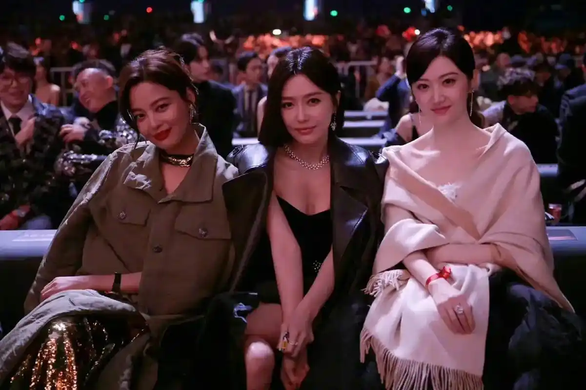 看到这张照片,我终于信了,景甜在女明星合照里的杀伤力,从来都不输!