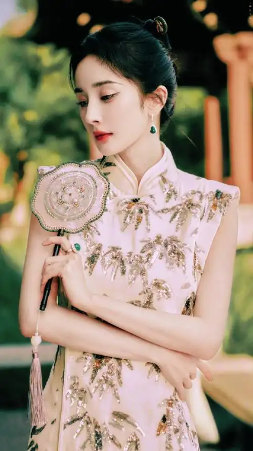 杨幂在法国穿旗袍过中秋