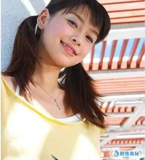 爱打扮的杨颖在那个时候就已经开始接触化妆了,我们可以看到她化着