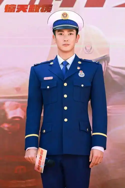 演了那么多爆款电影的杜江,不仅有演技,还有自律的腹肌_角色_救援