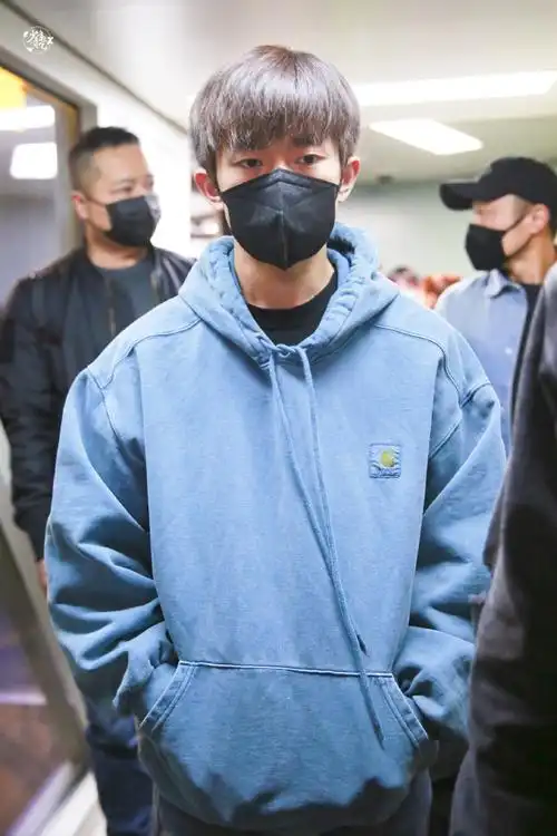 易烊千玺蓝色卫衣机场路透##易烊千玺顺毛刘海