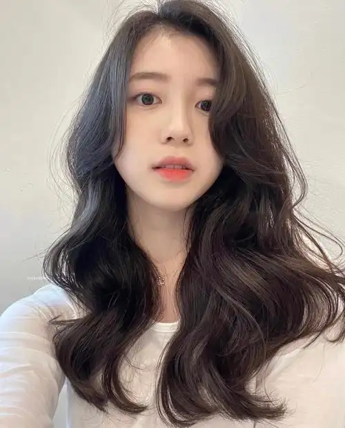 大家好,我是上海发型师ryan～今天分享的是浪漫法式卷发～木马卷发