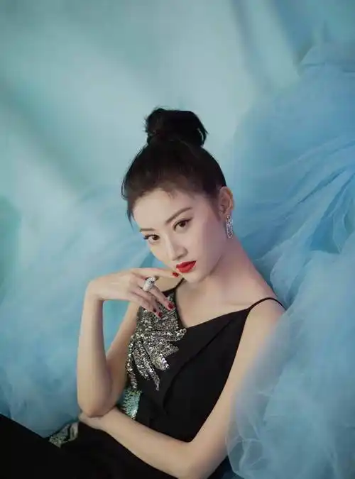 景甜晒出两张近照,被指亮点太明显了,8个小时流量破20万_照片_内容