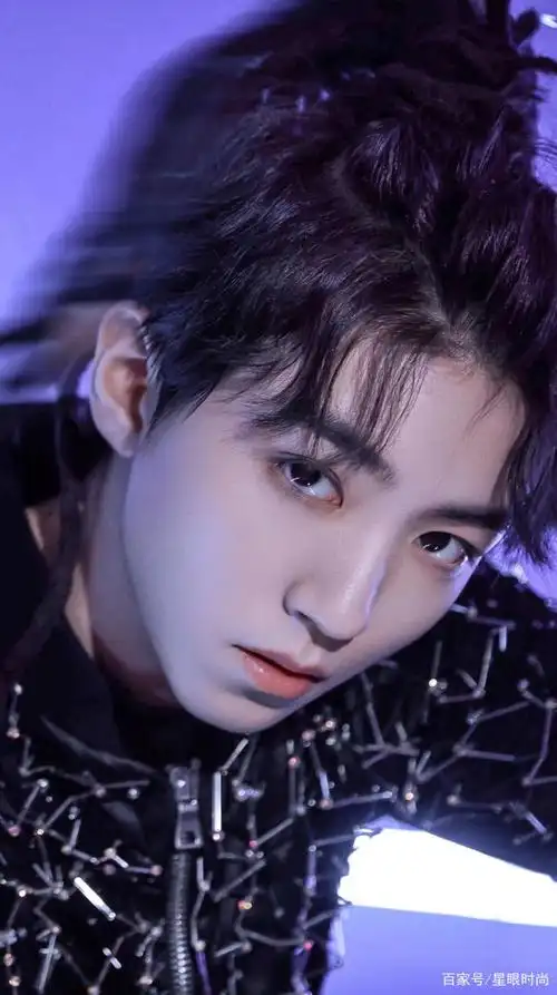 王俊凯的演出服造型,个性吸睛,炫酷时尚,真的太帅了