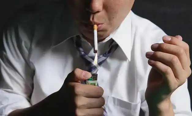 寿命短的男人吸烟时常有四个共性若你四个都没有恭喜很健康