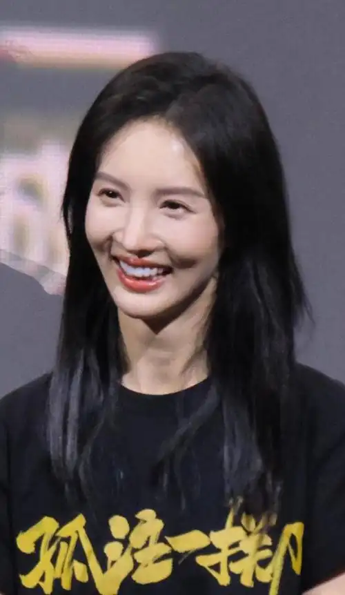 金晨的长相怎么这么奇怪了?嘴歪不说,鼻子也像是"女巫鼻"