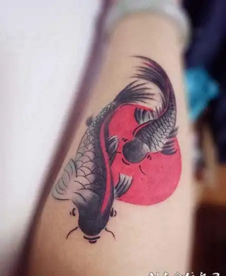 畅游同乐,手臂水墨双鱼创意纹身