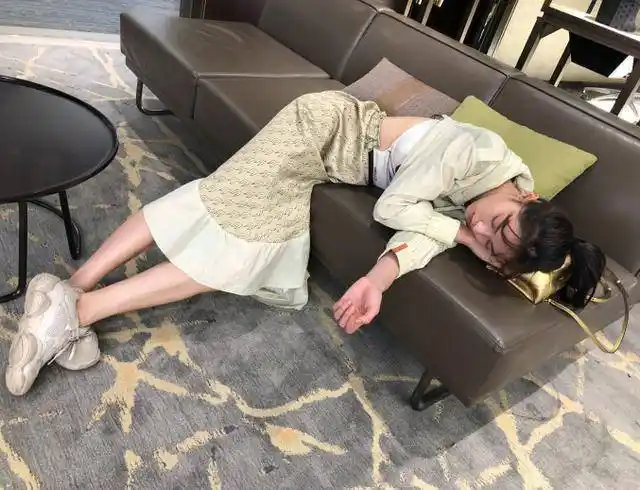 5位睡姿奇葩的女星许佳琪单腿站着睡着了林允简直无敌了