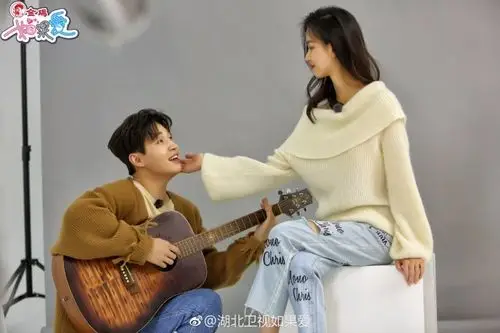 刘宪华陈都灵合体拍大片,两人相拥对视亲吻额头,互动超甜!