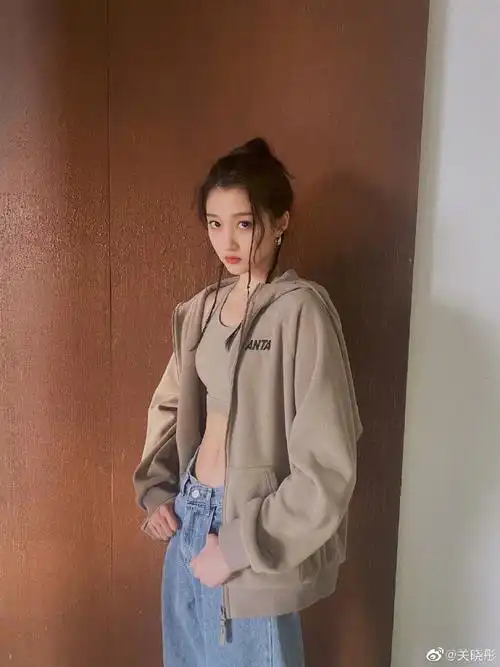 关晓彤露脐装##关晓彤的春日ootd