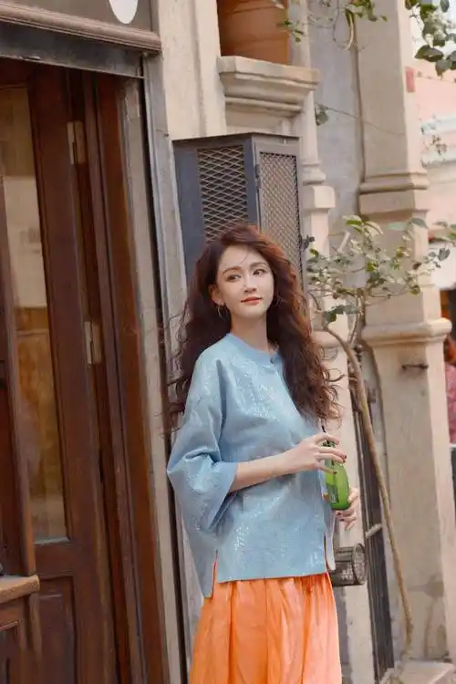 陈乔恩结婚后烫了羊毛卷,穿蓝衣 橘裙去度假,44岁美出