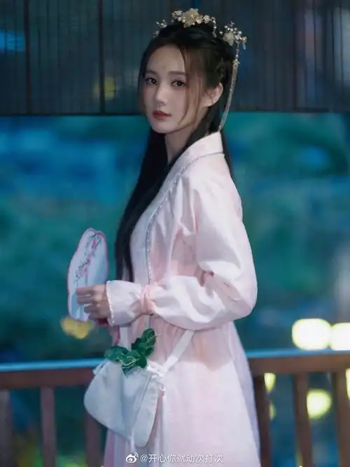 李一桐这个古装造型真的好好看哦第一张的眼神我完全陷进去了