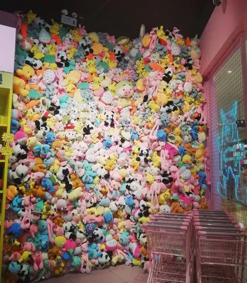 满面墙的玩偶,看起来满满的好心情