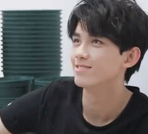 吴磊帅气耍酷阳光gif动图_动态图_表情包下载_soogif