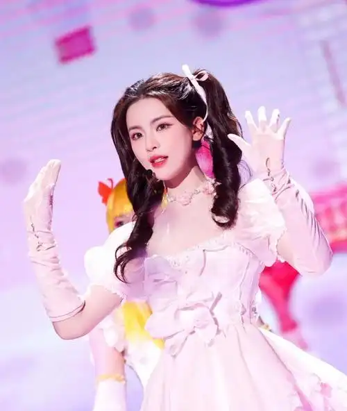 杨超越公主裙的时尚女王