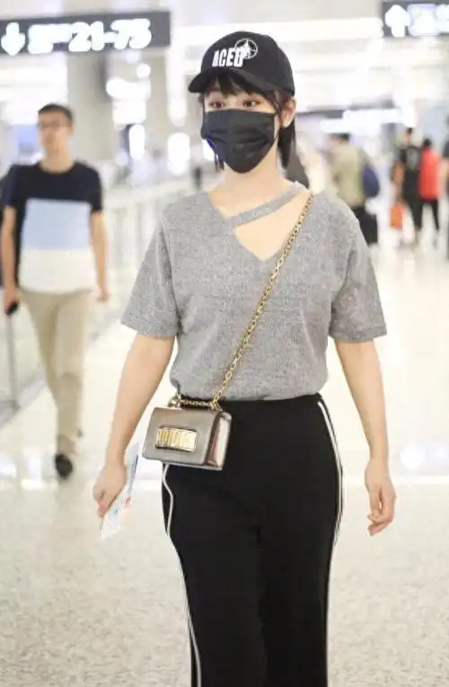 01:杨紫的穿搭造型解析①t恤灰色作为百搭不挑人的基础色之一,很受