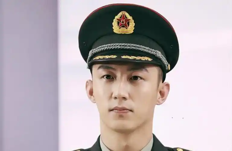 亲爱的戎装定妆照对外公布黄景瑜军装上身网友直言想嫁了