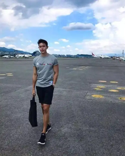 183cm高颜值肌肉模特引发舔屏这身材太劲爆了