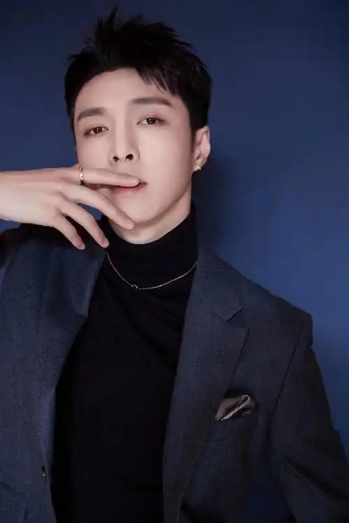 张艺兴身着蓝色西装闪绅士风十足