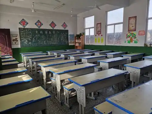 整改后一尘不染,窗明几净,井然有序,焕然一新的教室!