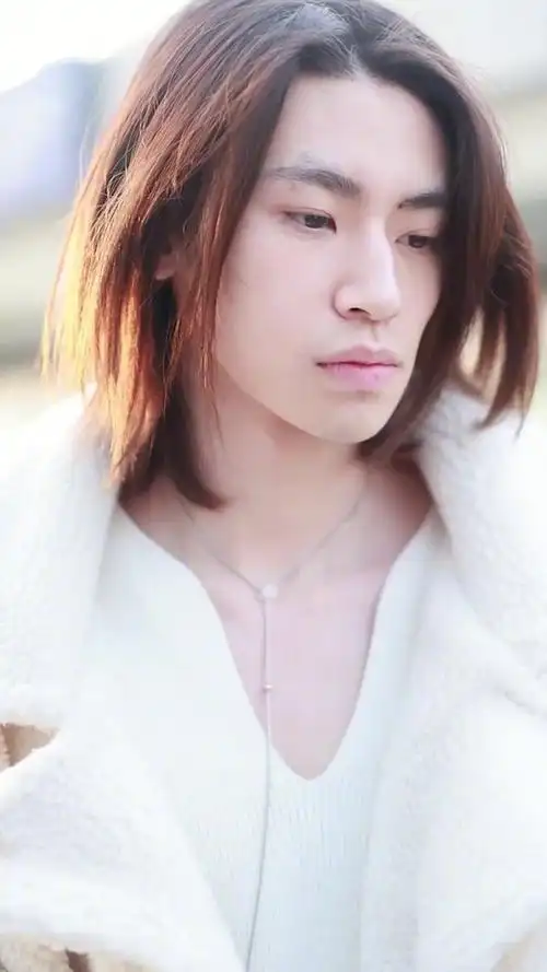 小鬼王琳凯最新机场饭拍,出国游学深造一个月,即将开启新一轮音乐节燃