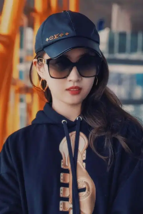 刘亦菲出发巴黎