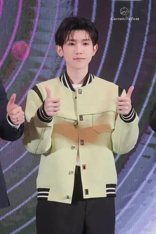 王源品牌活动饭拍 薄荷绿星星眼的小源太帅了!