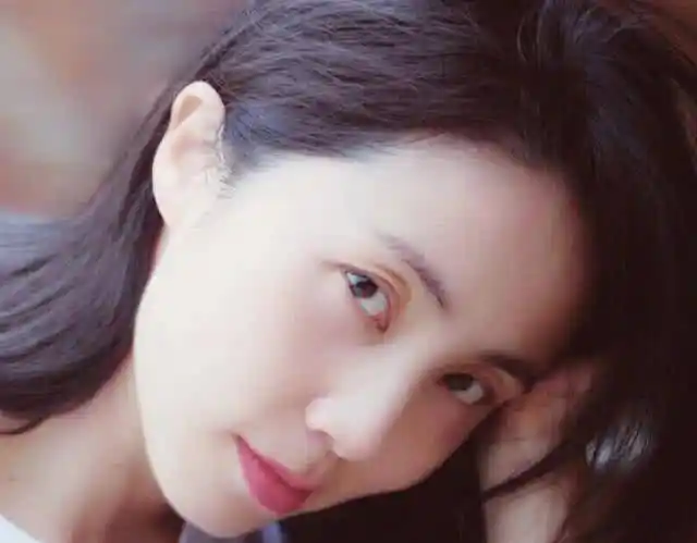 孙莉放弃了很多,成为了一名家庭主妇,但是从她平时晒出的照片中也能