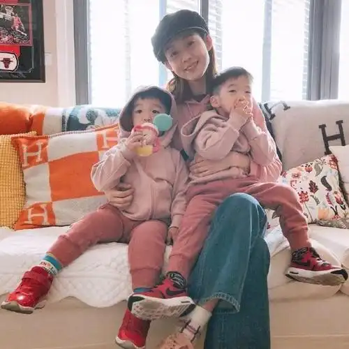 范玮琪晒娃秀幸福发10字却引发网友不满别拿孩子当挡箭牌