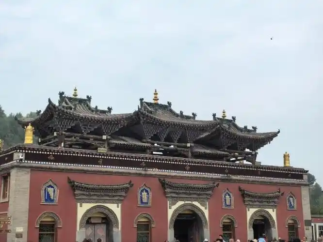 意思是"十万狮子吼佛像的弥勒寺",国家a塔尔寺大金瓦寺塔尔寺西宁