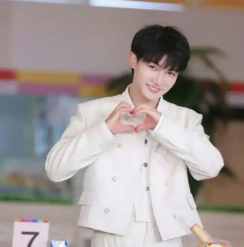 周深素颜皮肤状态