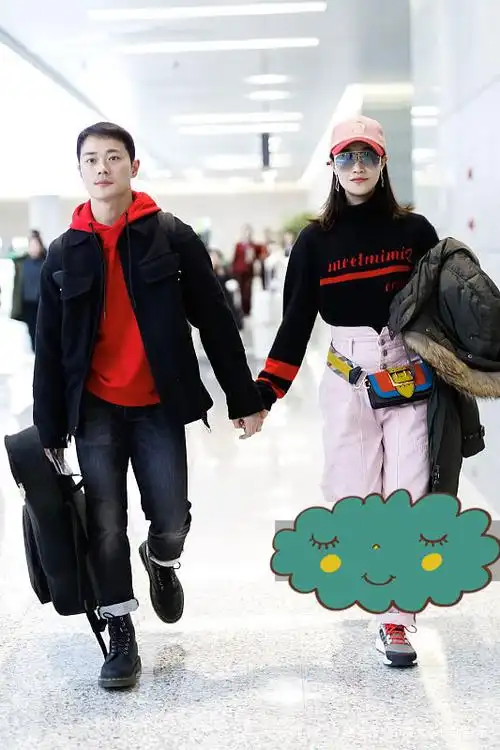 蓝盈莹携曹骏出门,蓝盈莹穿高领配粉色高腰裤很甜,曹骏很有范!