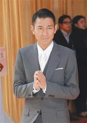 刘德华双手合十致以哀思