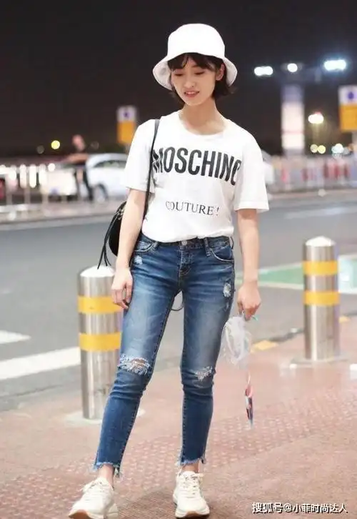 原创沈月新造型惹眼将短裙穿成五五分160cm的身材真实