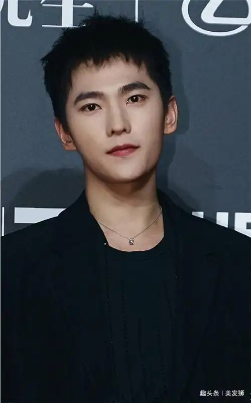 当蔡徐坤被p成板寸发型,终于知道啥叫一言难尽!这是同一个人?