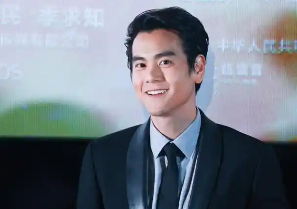 彭于晏的西装造型有多绝深色西装配上背头发型沉稳内敛有涵养