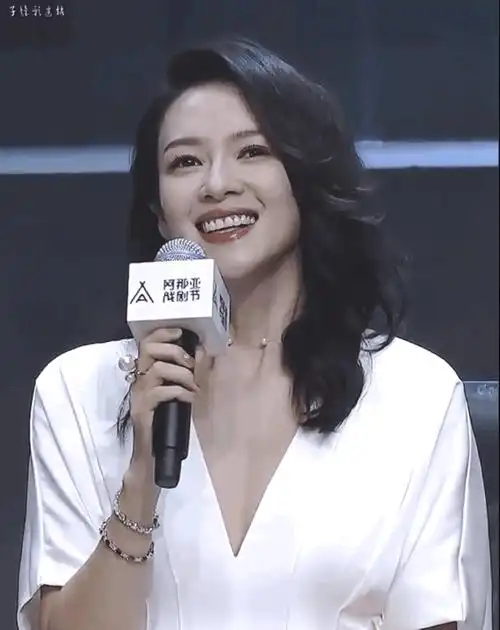 全精修章子怡自然且自信,路人拍的却普通得很,发际线高中年体态_显得