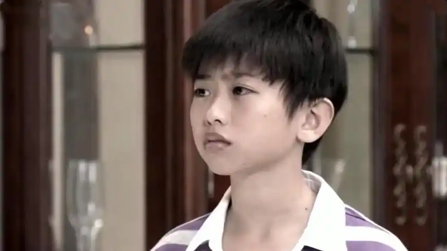 蔡徐坤童年照被扒,大光头长睫毛超可爱,可这几张看了想销毁?