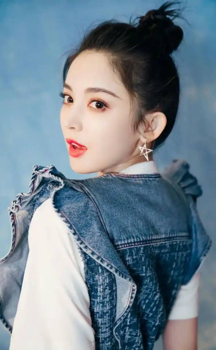 古力娜扎牛仔裙美照,光鲜亮丽美丽动人,太迷人了!