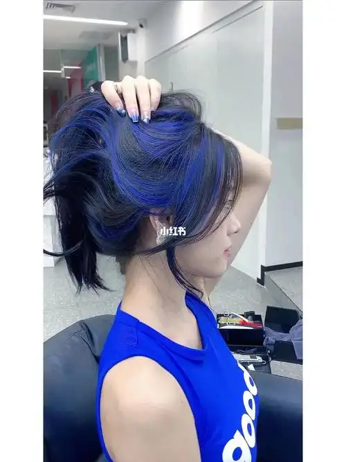 蓝色挑染线条层次分明