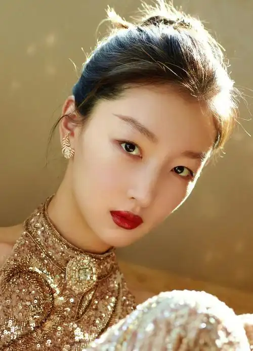 金光闪闪的周冬雨好美