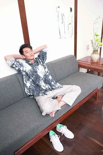 郑恺家居时尚写真 温暖笑容演绎新暖男