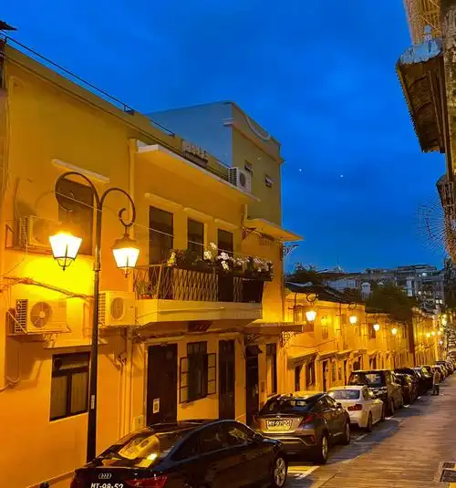 傍晚时分夜灯下的街道太美了