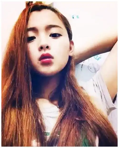 杨超越旧照曝光,自带"洋气"滤镜,天生一副明星相!