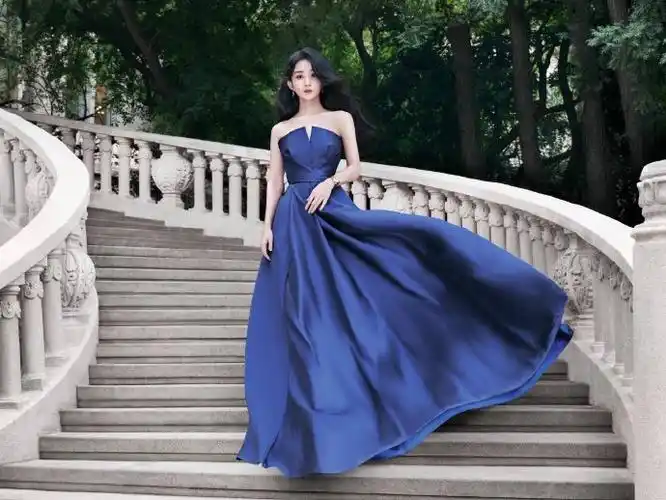 赵丽颖|最新大片蓝色礼服裙也太美了吧!公主本人嘛@赵丽颖#赵丽颖